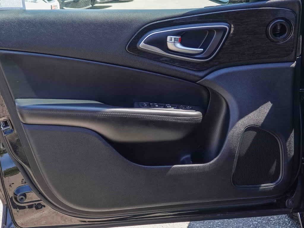 Thumbnail: 2015 Chrysler 200 - 19