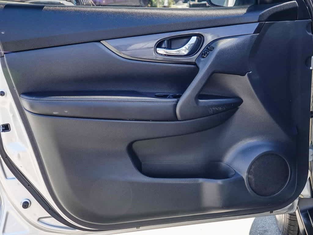 Thumbnail: 2018 Nissan Rogue - 18