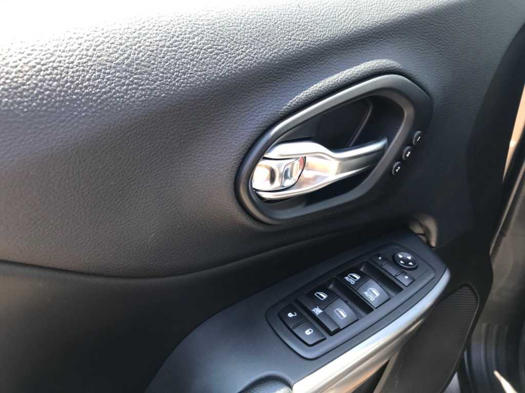 Thumbnail: 2019 Jeep Cherokee - 12