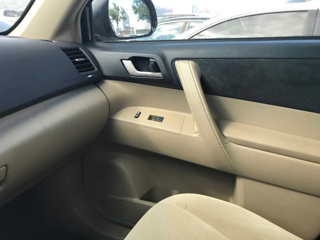 Thumbnail: 2011 Toyota Highlander - 14