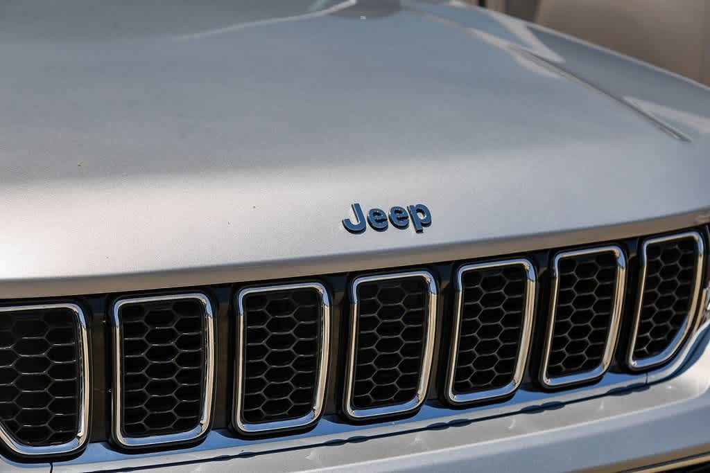 Thumbnail: 2022 Jeep Grand Cherokee - 17