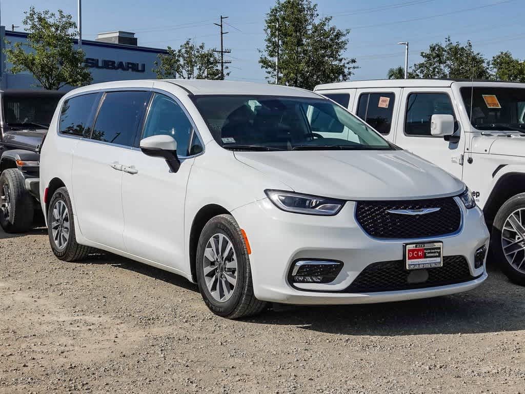 Thumbnail: 2023 Chrysler Pacifica - 3