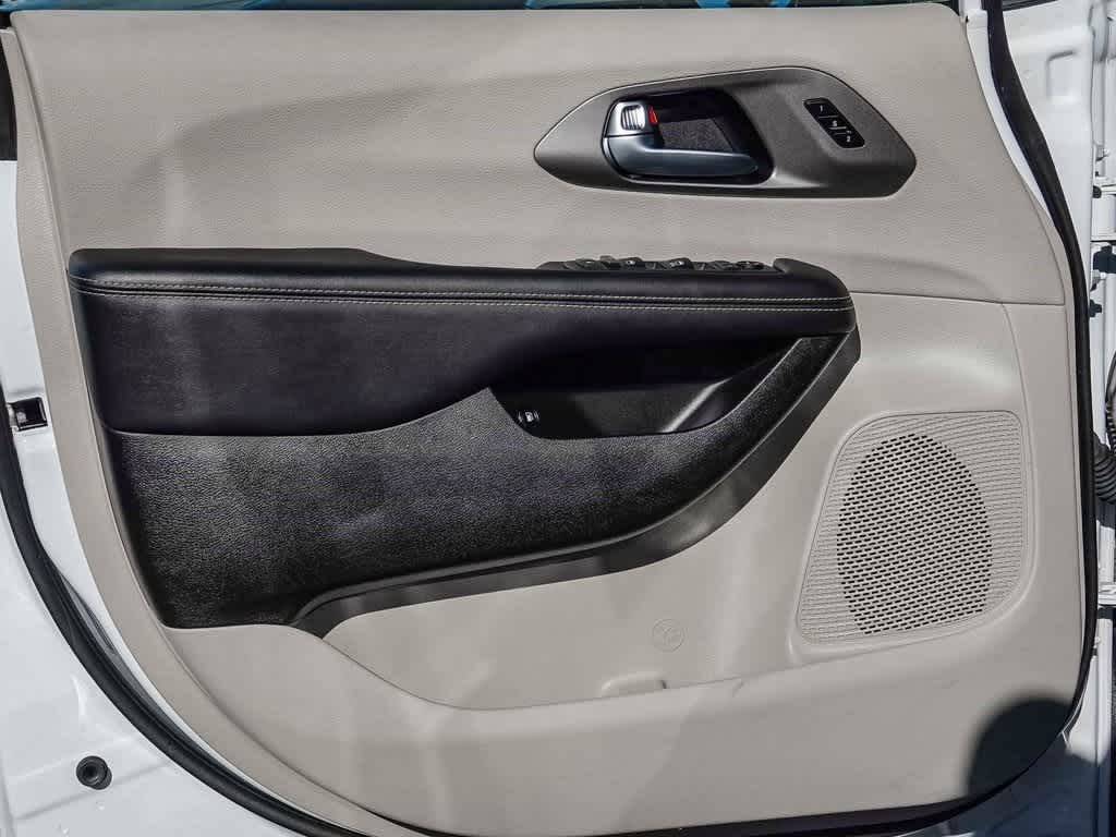 Thumbnail: 2024 Chrysler Pacifica - 19