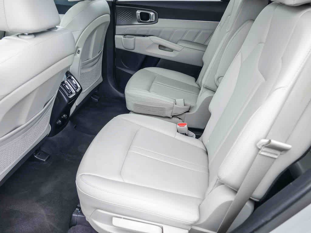 Thumbnail: 2023 Kia Sorento - 17