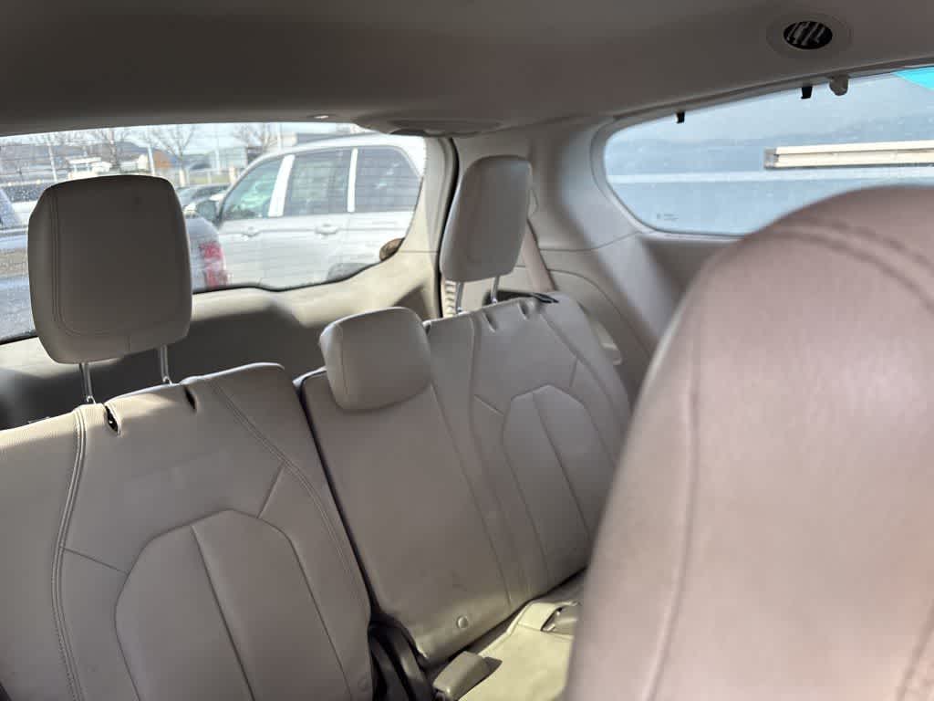 Thumbnail: 2017 Chrysler Pacifica - 8