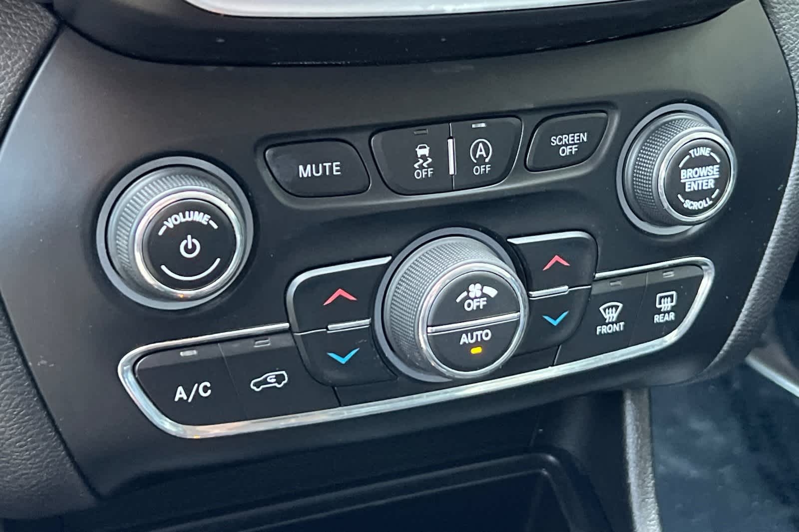 Thumbnail: 2019 Jeep Cherokee - 23