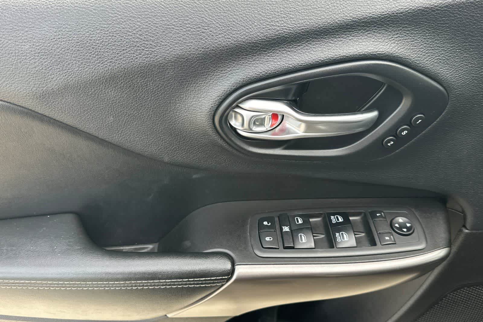 Thumbnail: 2019 Jeep Cherokee - 13