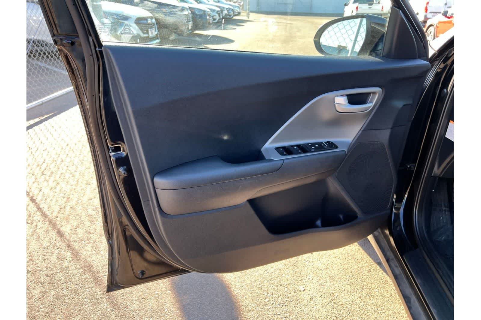 Thumbnail: 2018 Kia Niro - 17