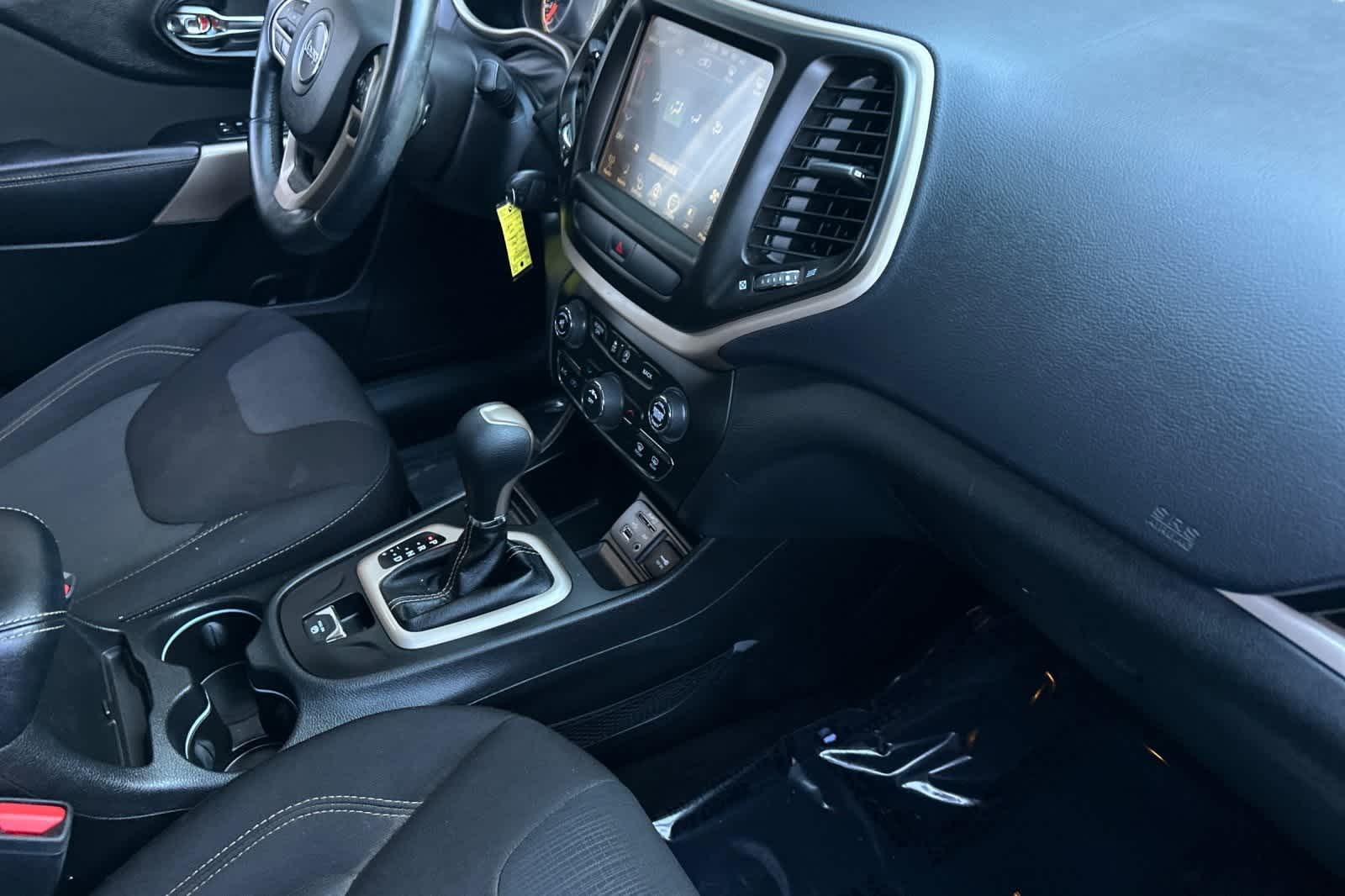 Thumbnail: 2017 Jeep Cherokee - 19