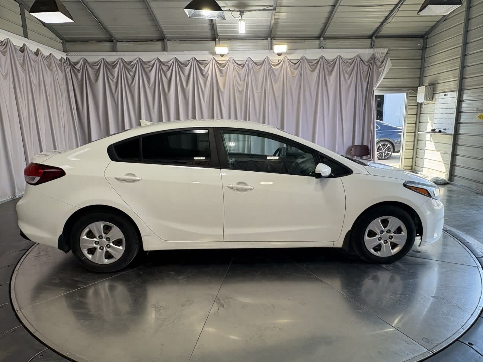 Thumbnail: 2017 Kia Forte - 9