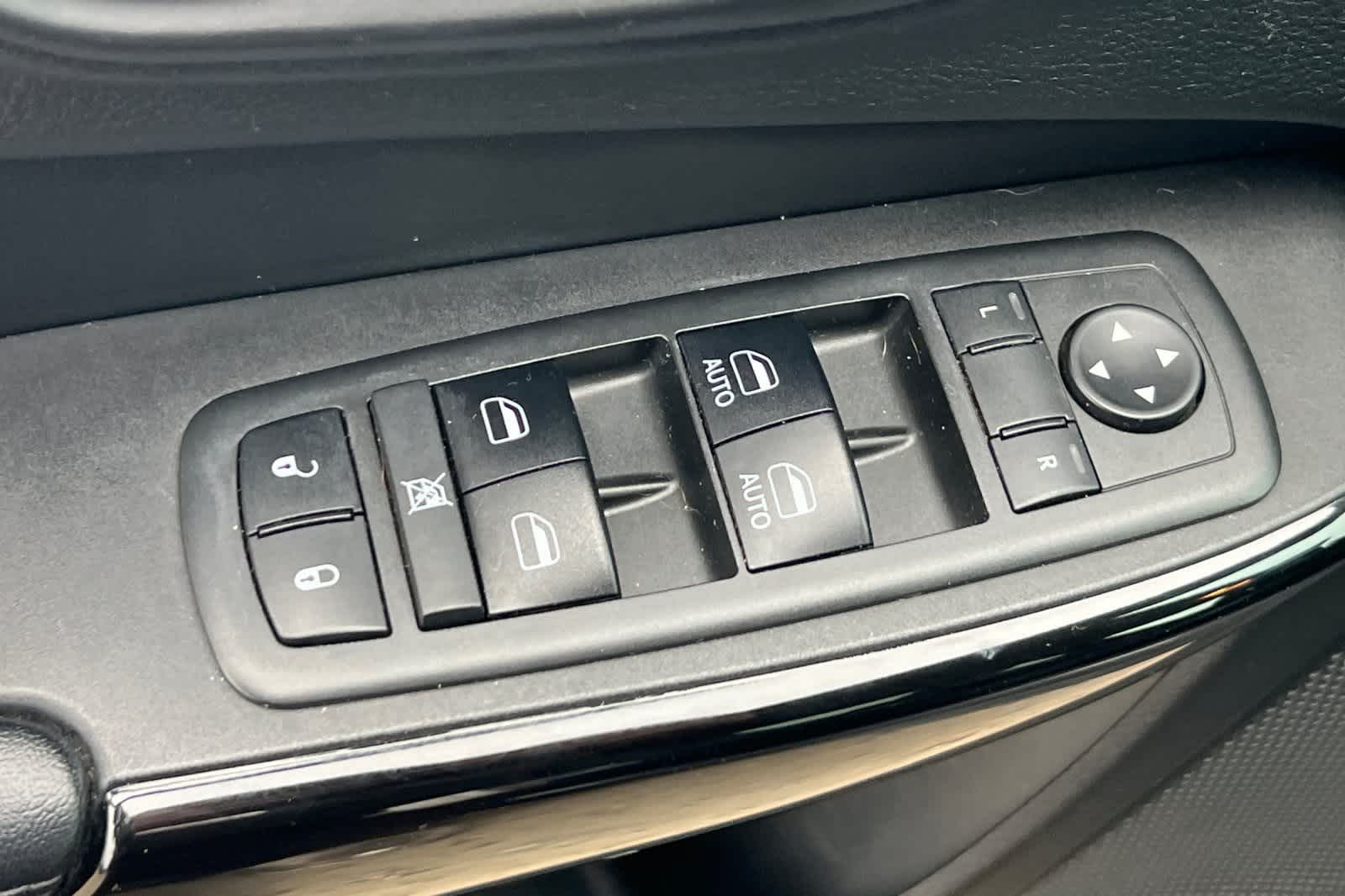 Thumbnail: 2019 Jeep Cherokee - 14