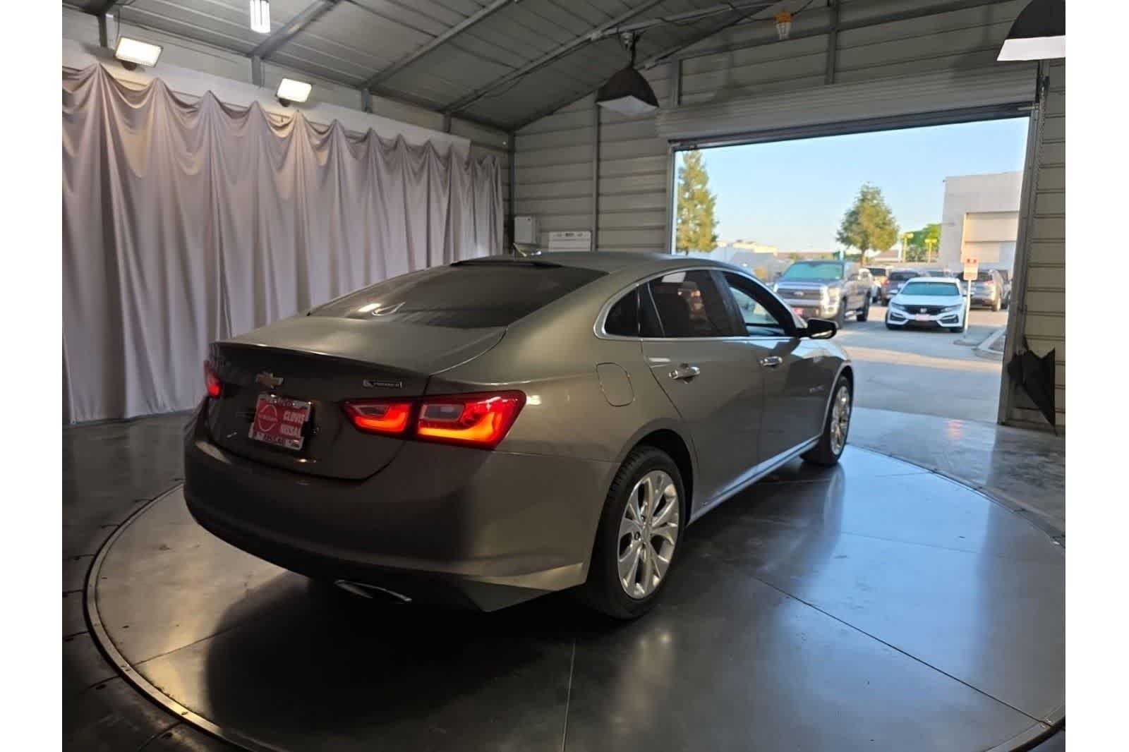 Thumbnail: 2017 Chevrolet Malibu - 10