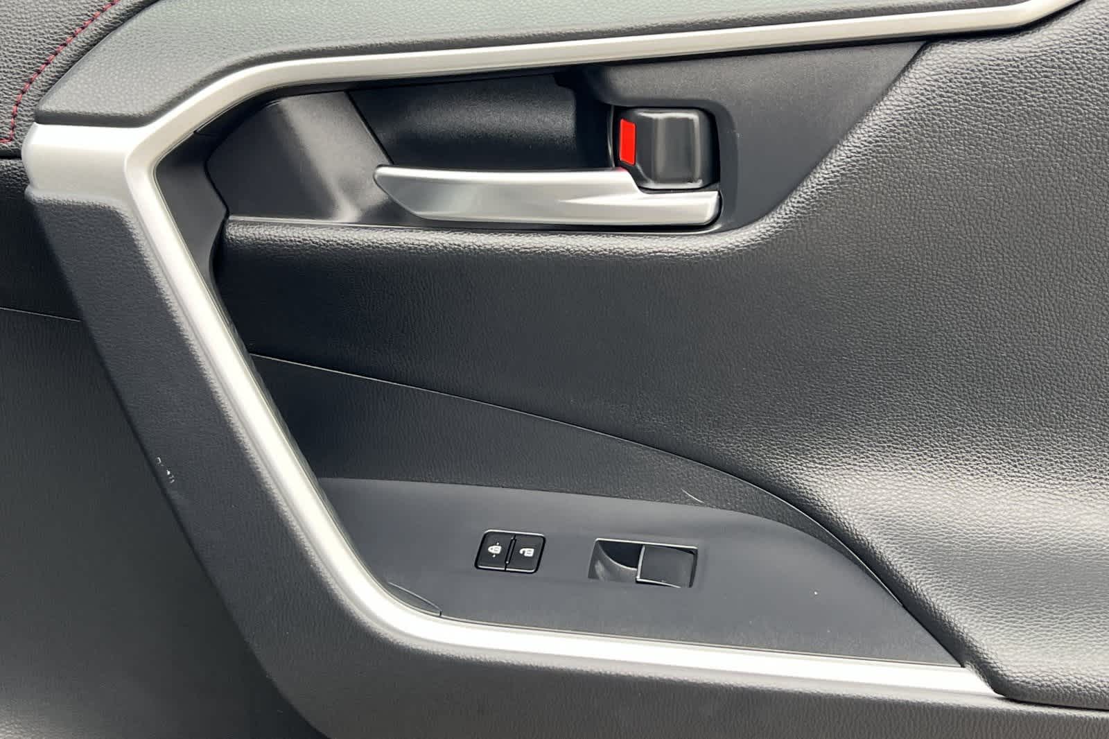 Thumbnail: 2021 Toyota RAV4 - 21