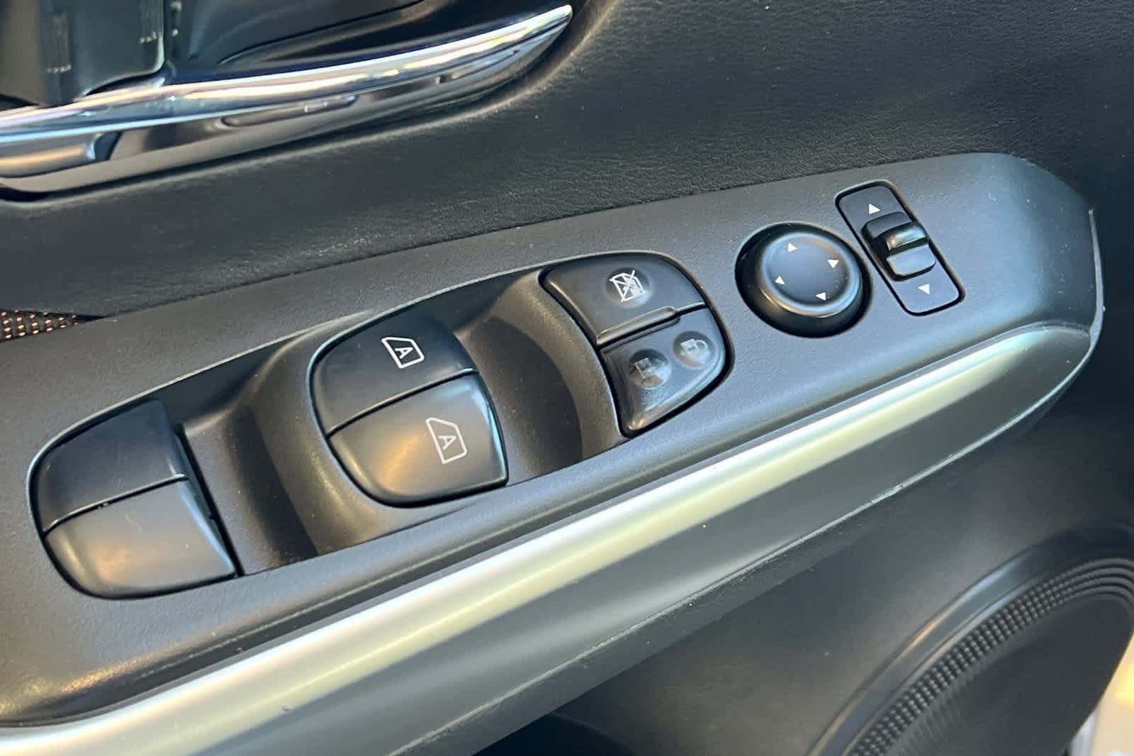 2020 Nissan Kicks SR 16