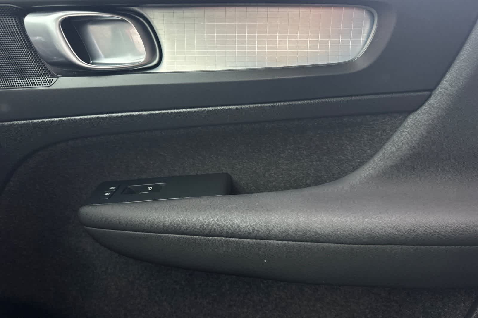 Thumbnail: 2023 Volvo XC40 - 21