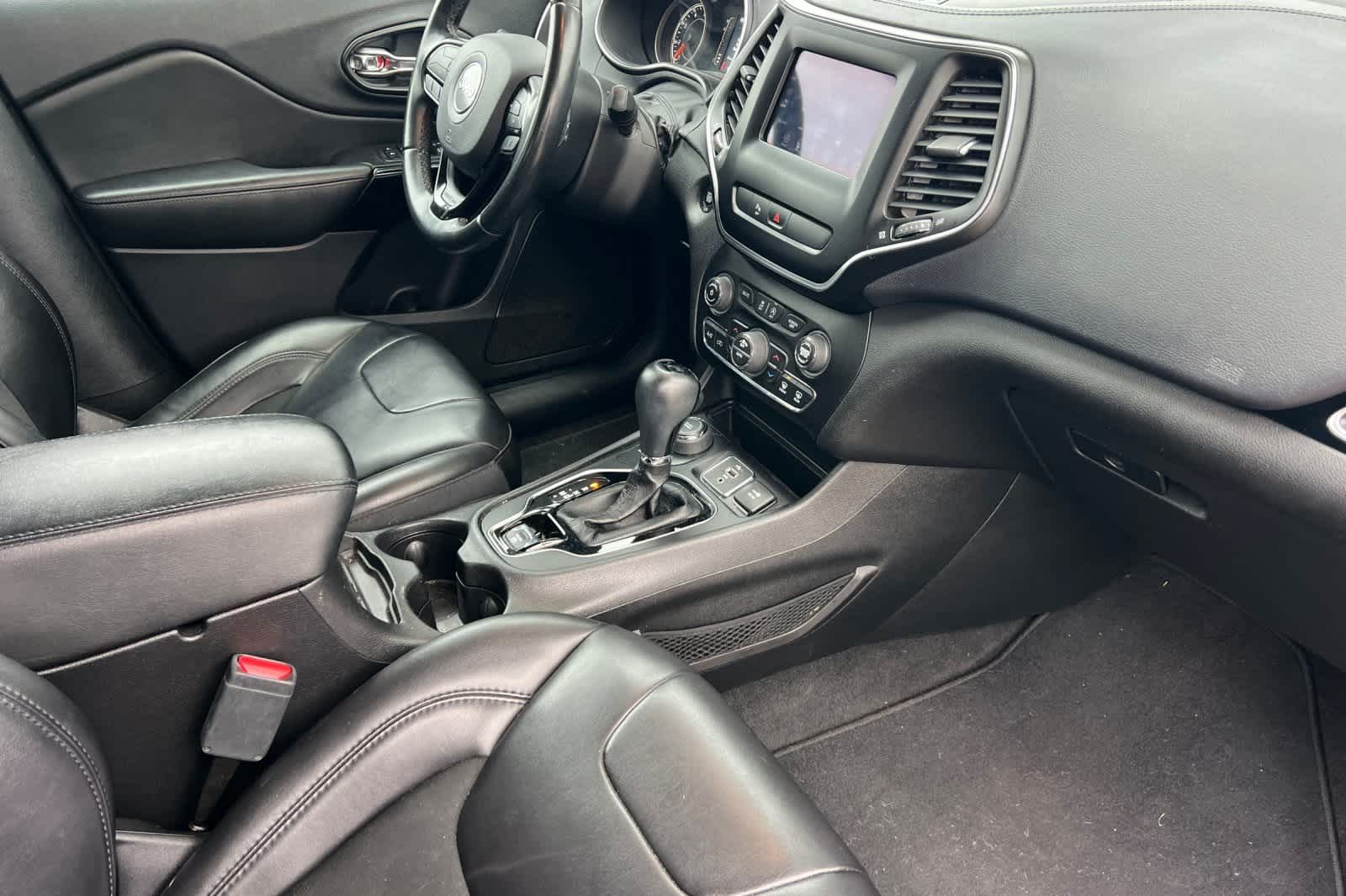 Thumbnail: 2019 Jeep Cherokee - 18