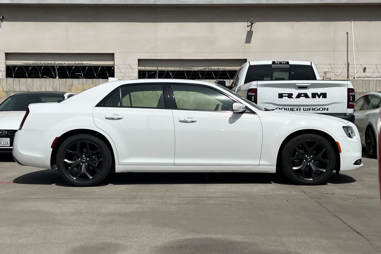 Thumbnail: 2023 Chrysler 300 - 9