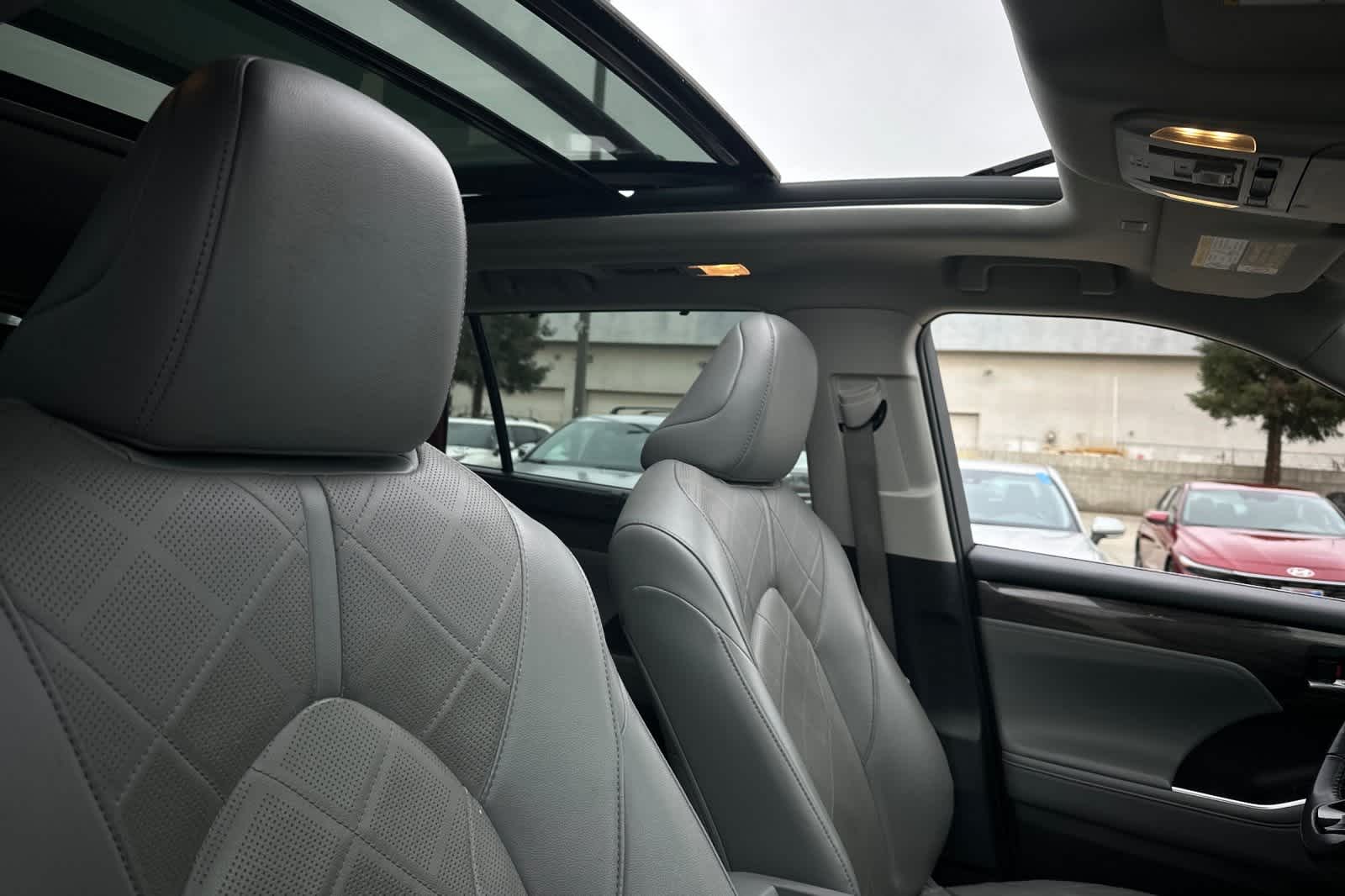 Thumbnail: 2022 Toyota Highlander - 19