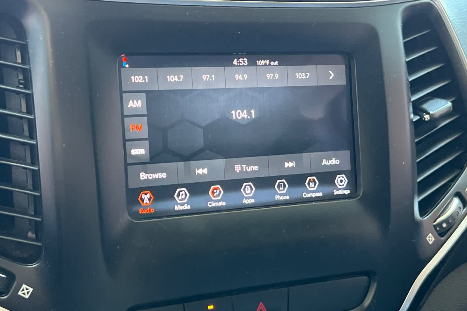 Thumbnail: 2019 Jeep Cherokee - 21
