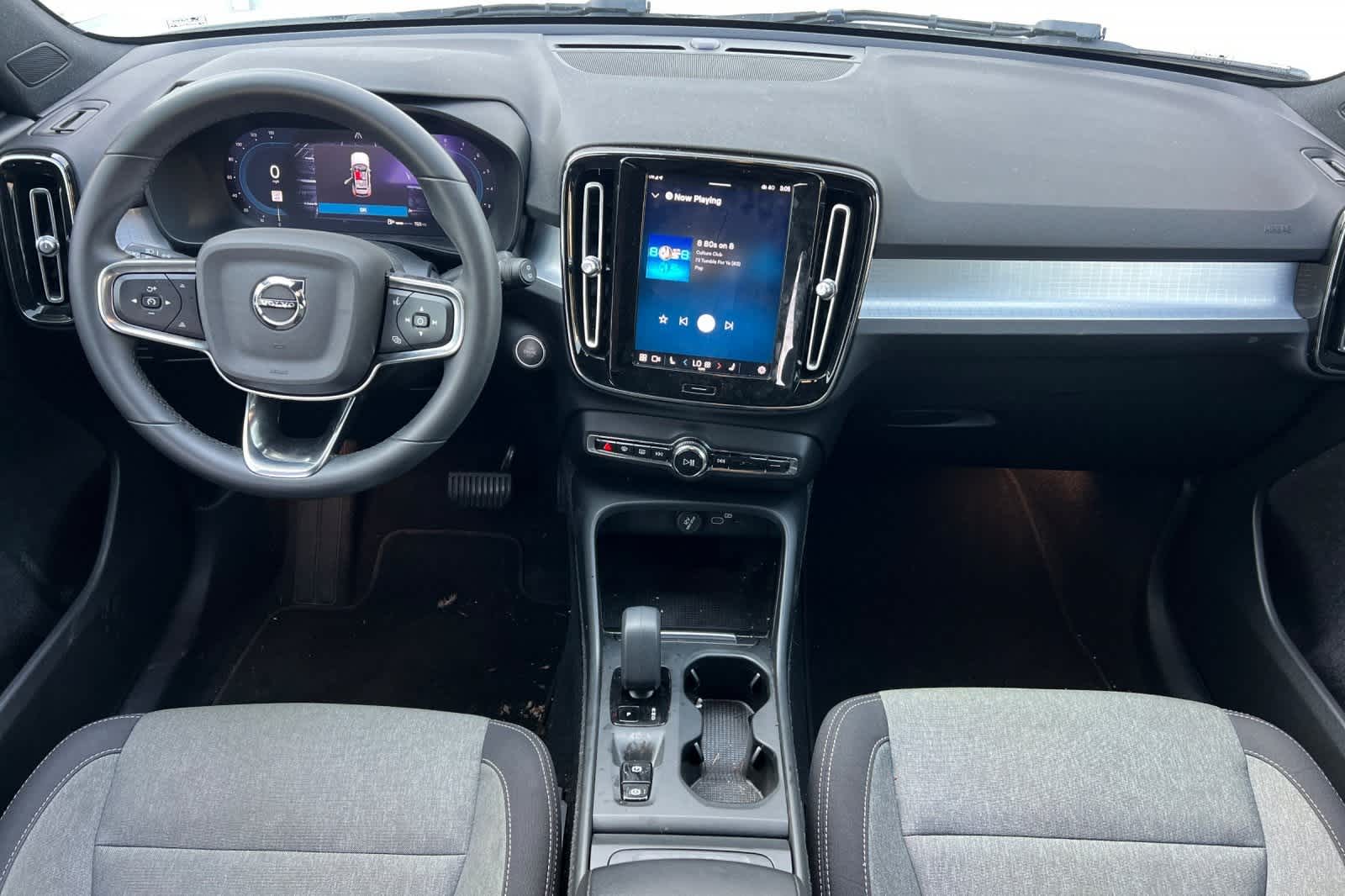 Thumbnail: 2023 Volvo XC40 - 4