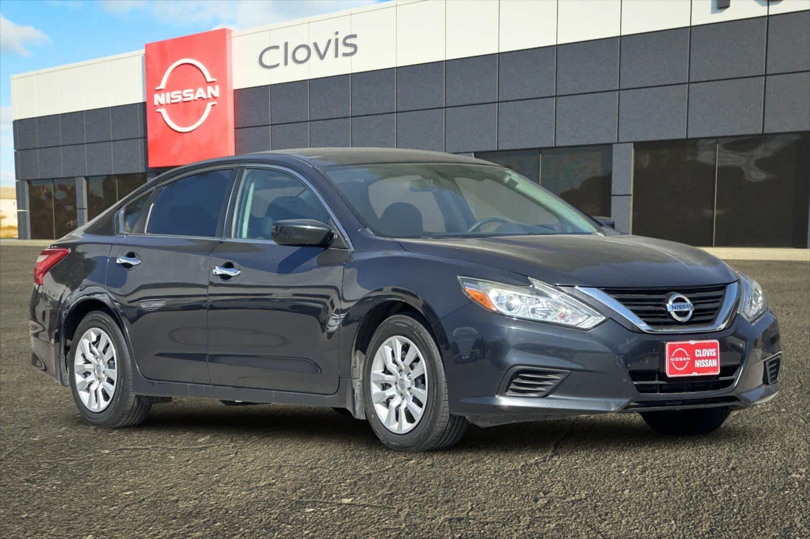 Thumbnail: 2017 Nissan Altima - 10