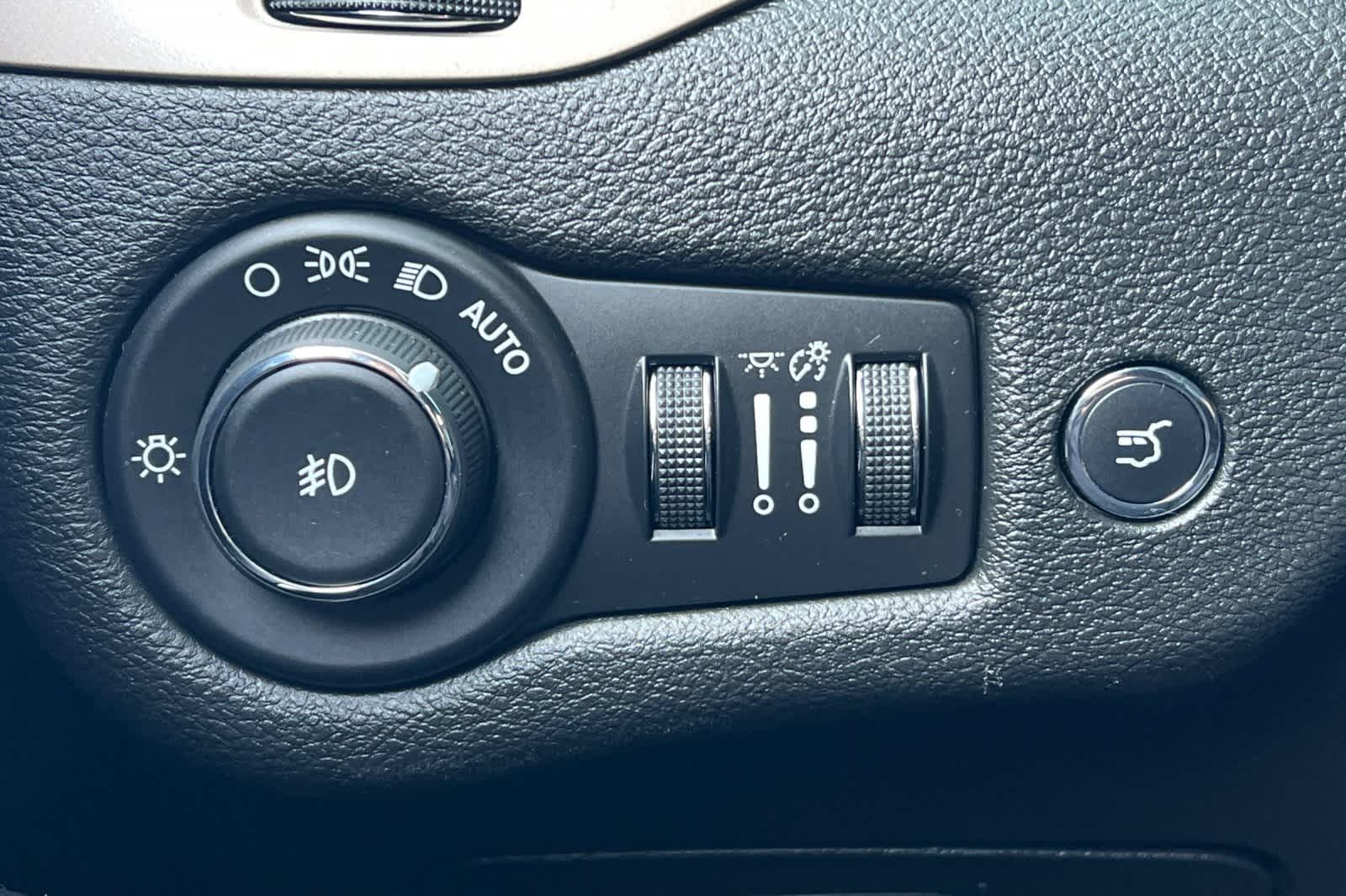 Thumbnail: 2018 Jeep Cherokee - 31