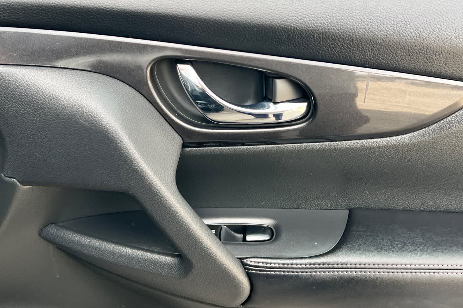 Thumbnail: 2017 Nissan Rogue - 20