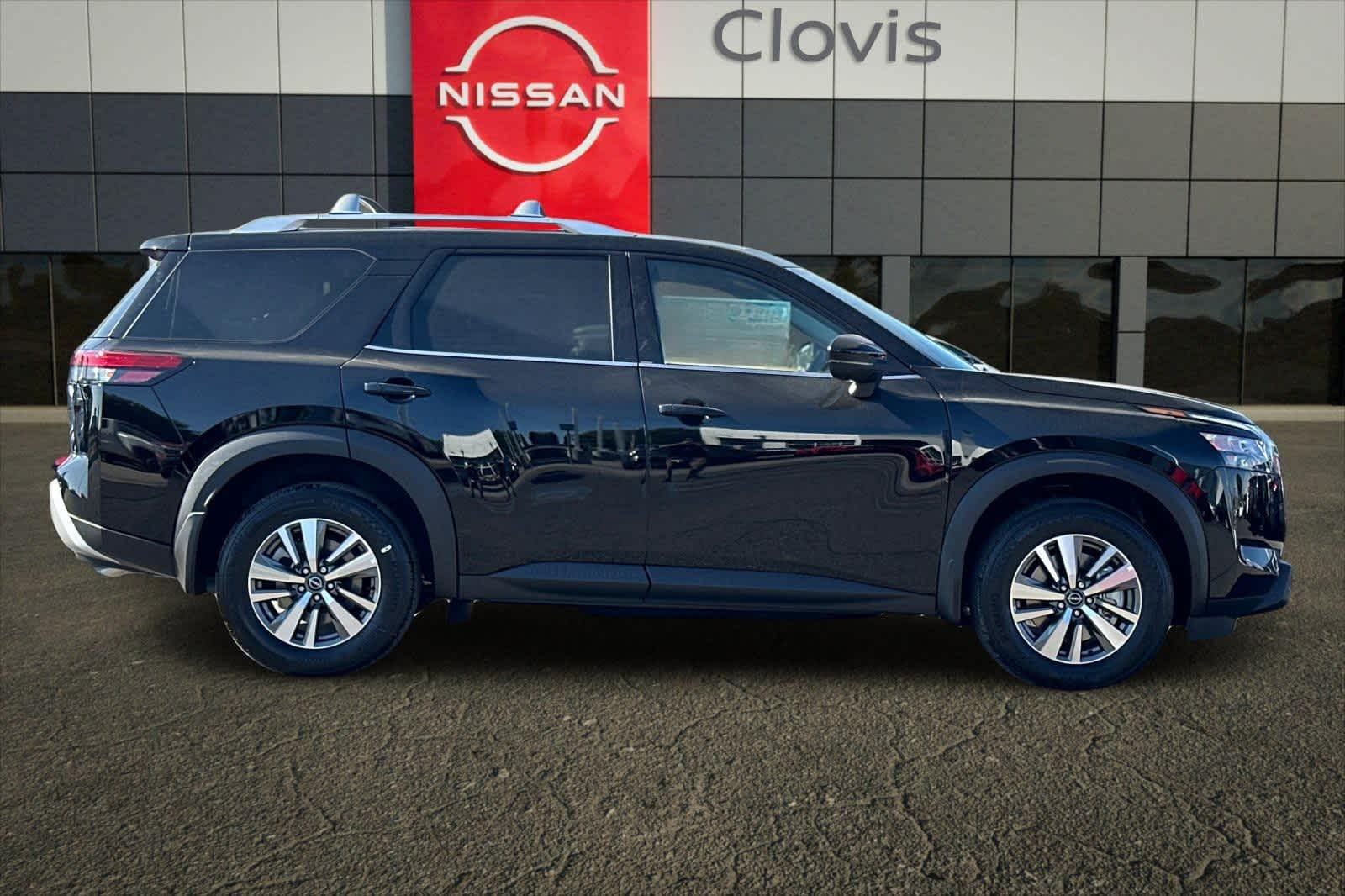 2025 Nissan Pathfinder SL 9