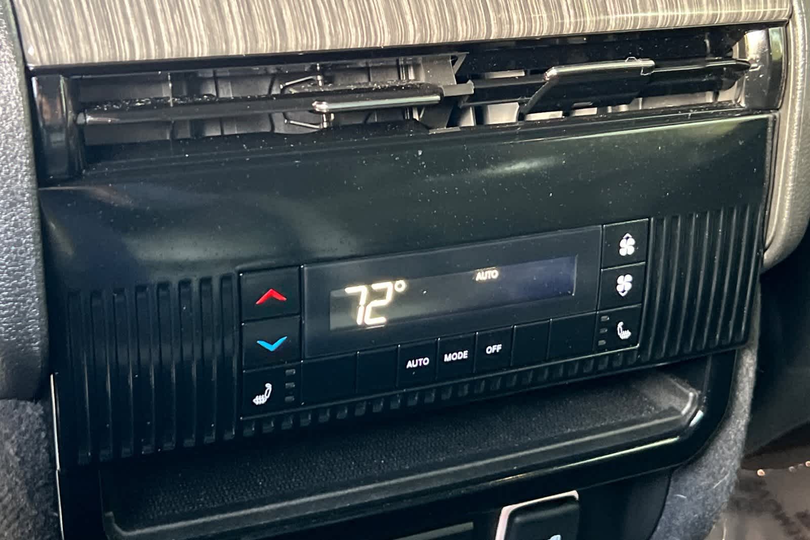 Thumbnail: 2022 Jeep Wagoneer - 15