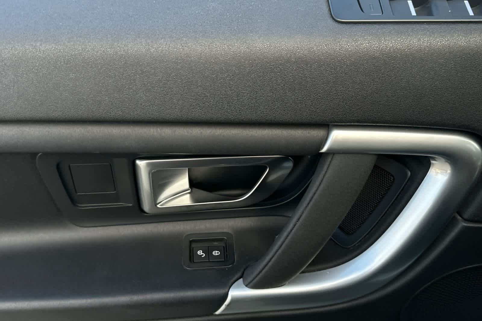 Thumbnail: 2017 Land Rover Discovery Sport - 13