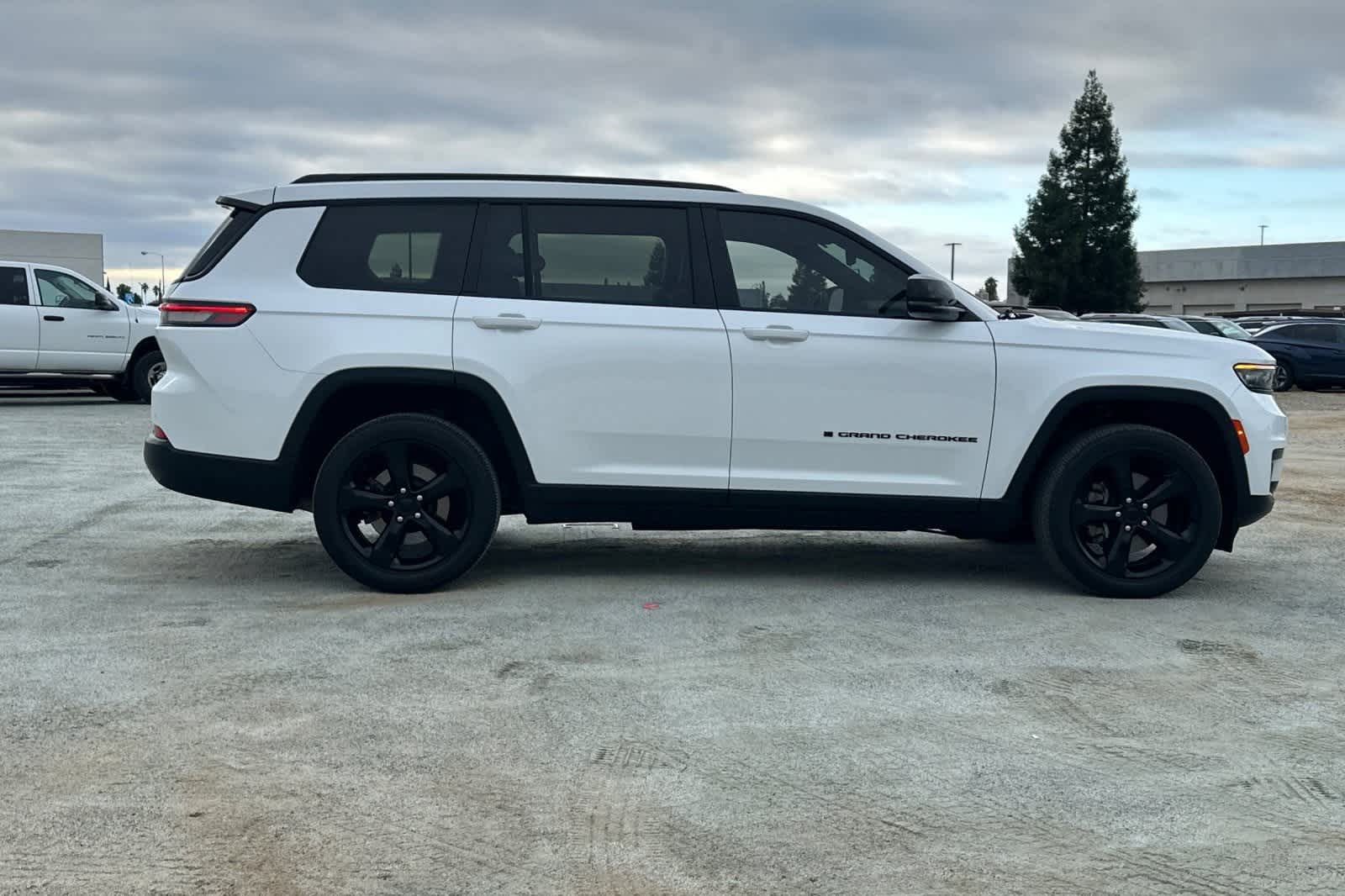 Thumbnail: 2023 Jeep Grand Cherokee - 9