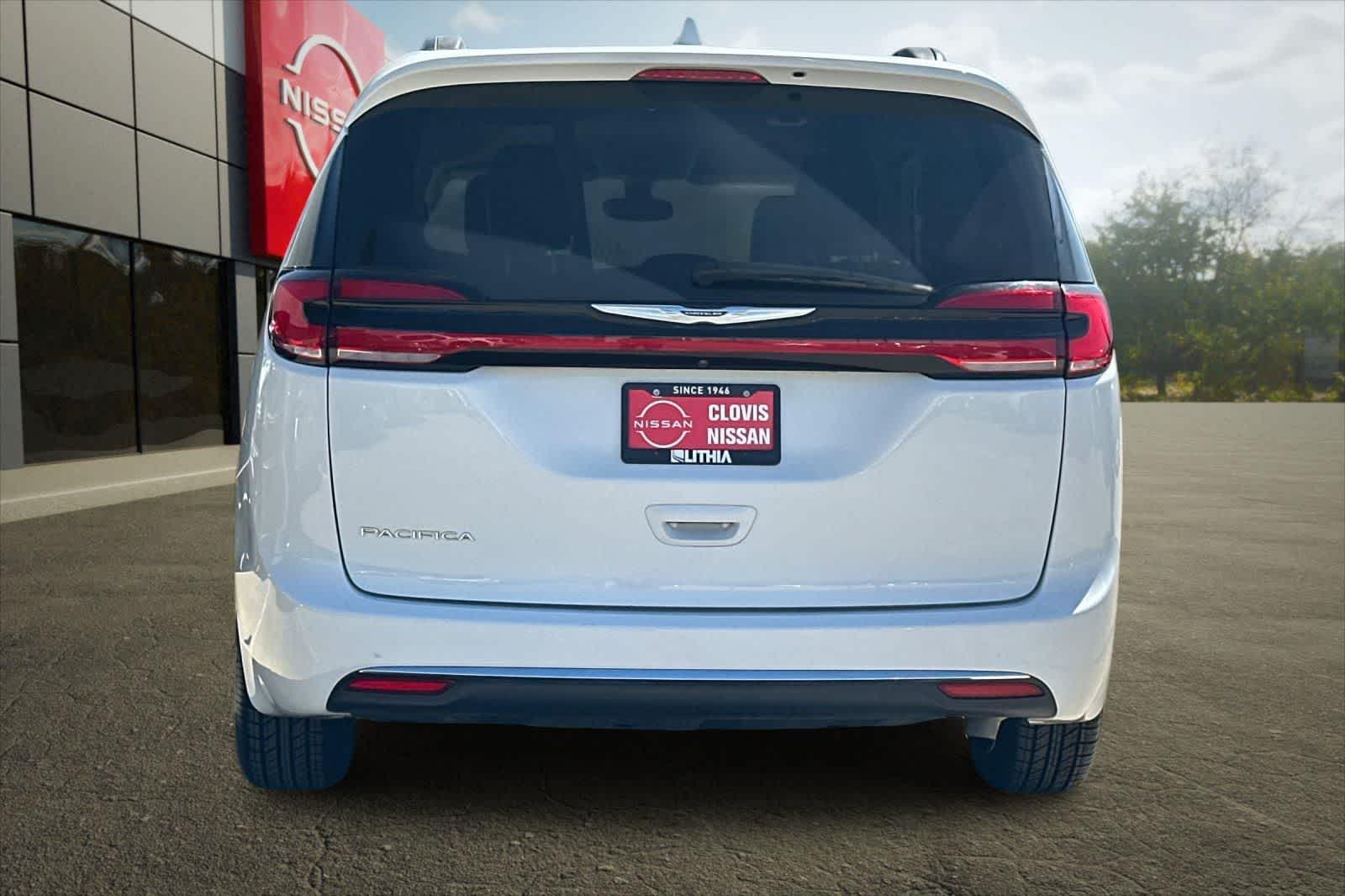 Thumbnail: 2022 Chrysler Pacifica - 8