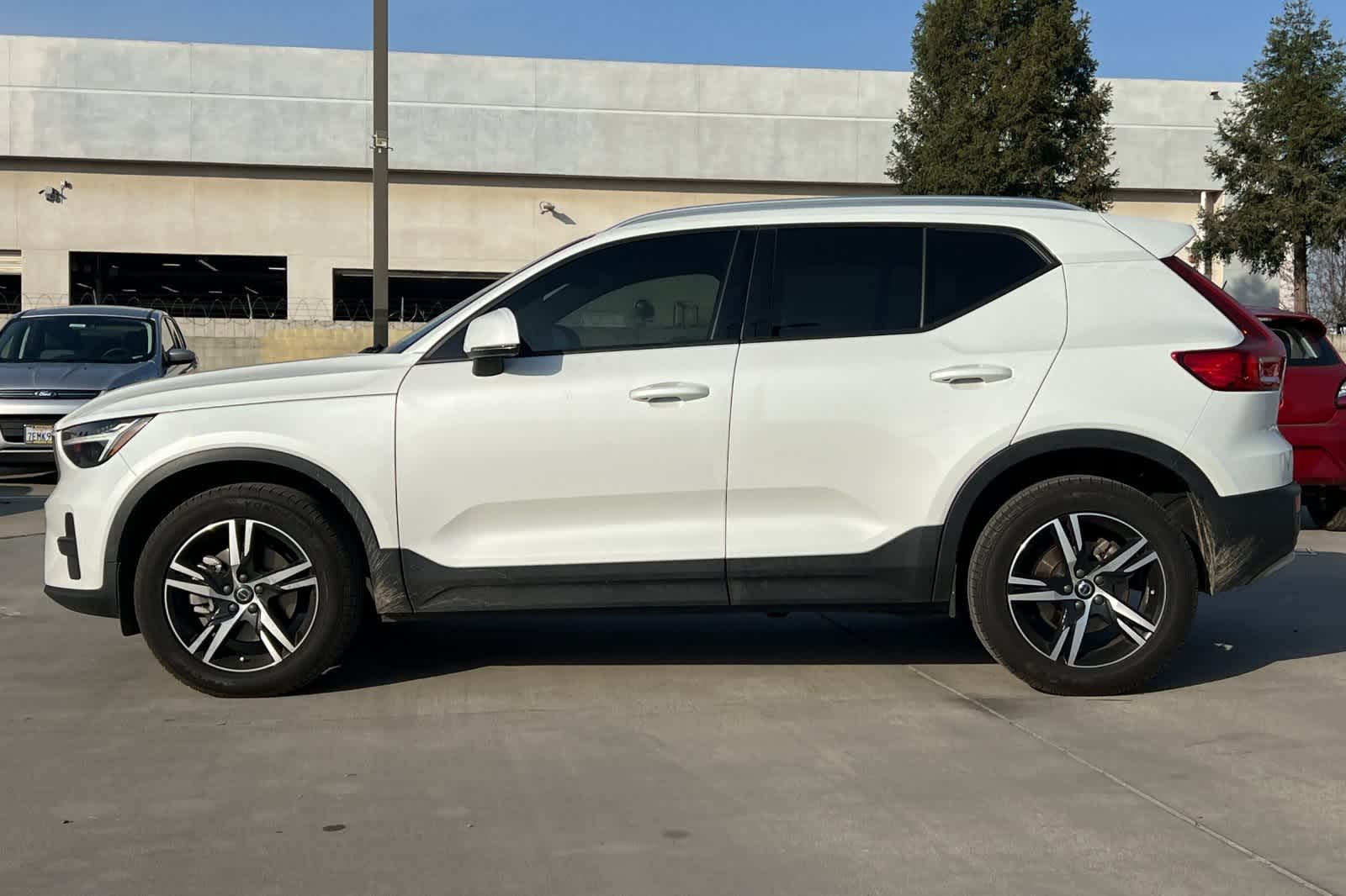 Thumbnail: 2023 Volvo XC40 - 6