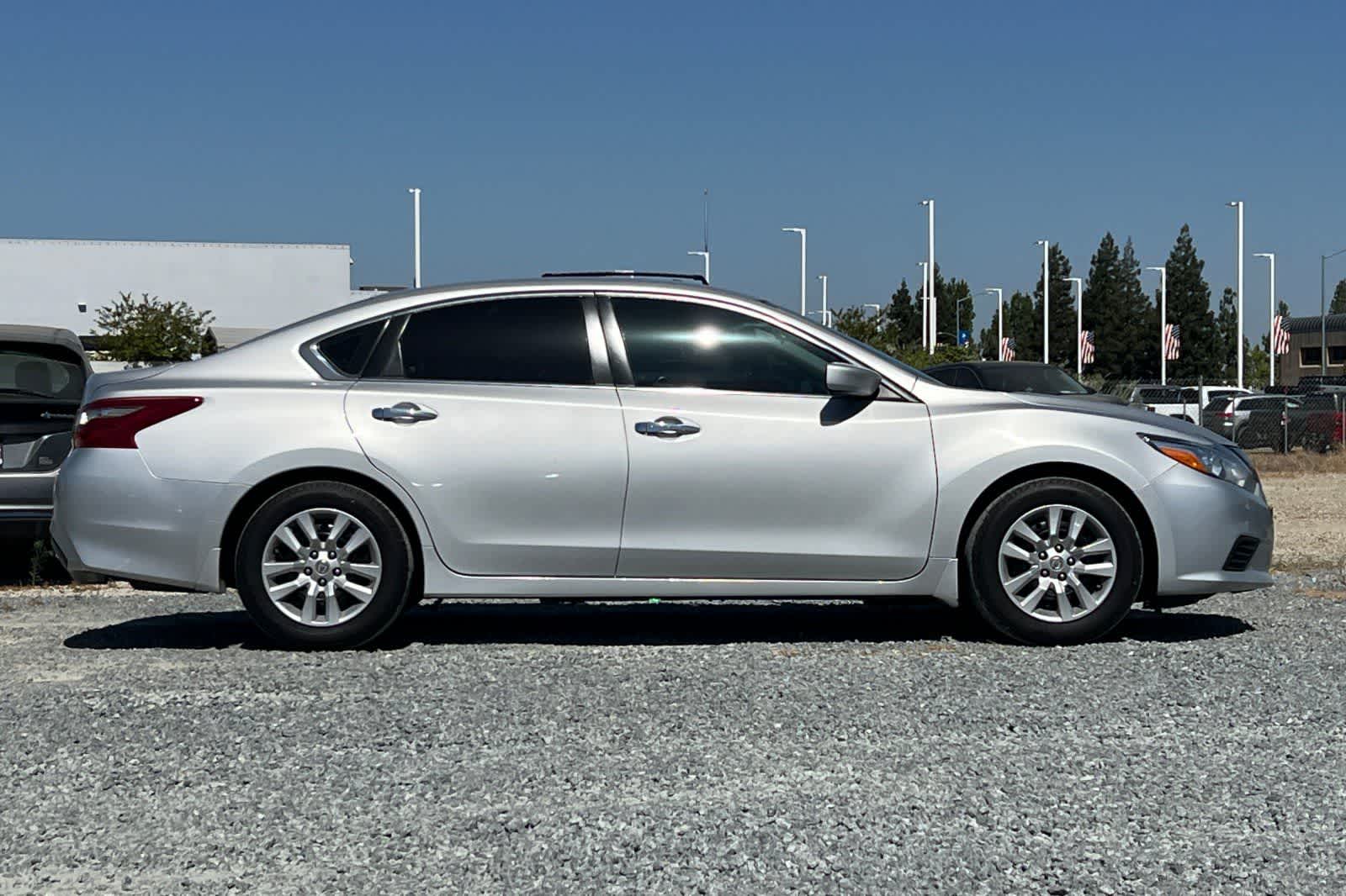 Thumbnail: 2018 Nissan Altima - 9