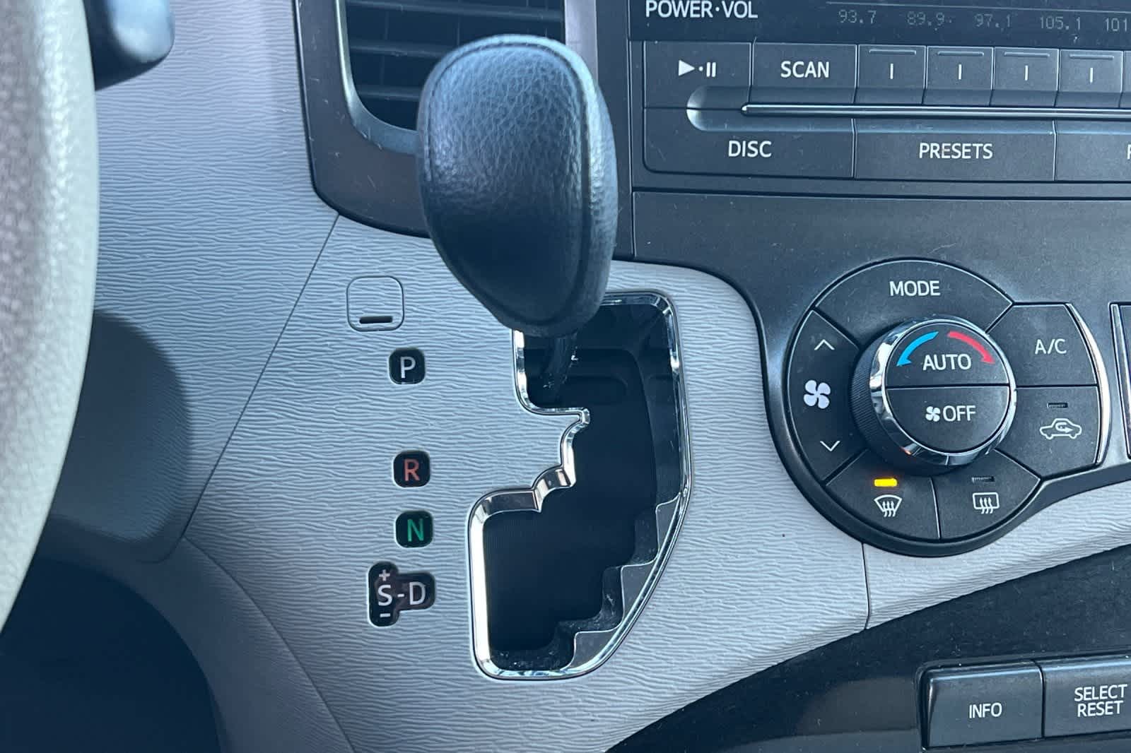 Thumbnail: 2014 Toyota Sienna - 24