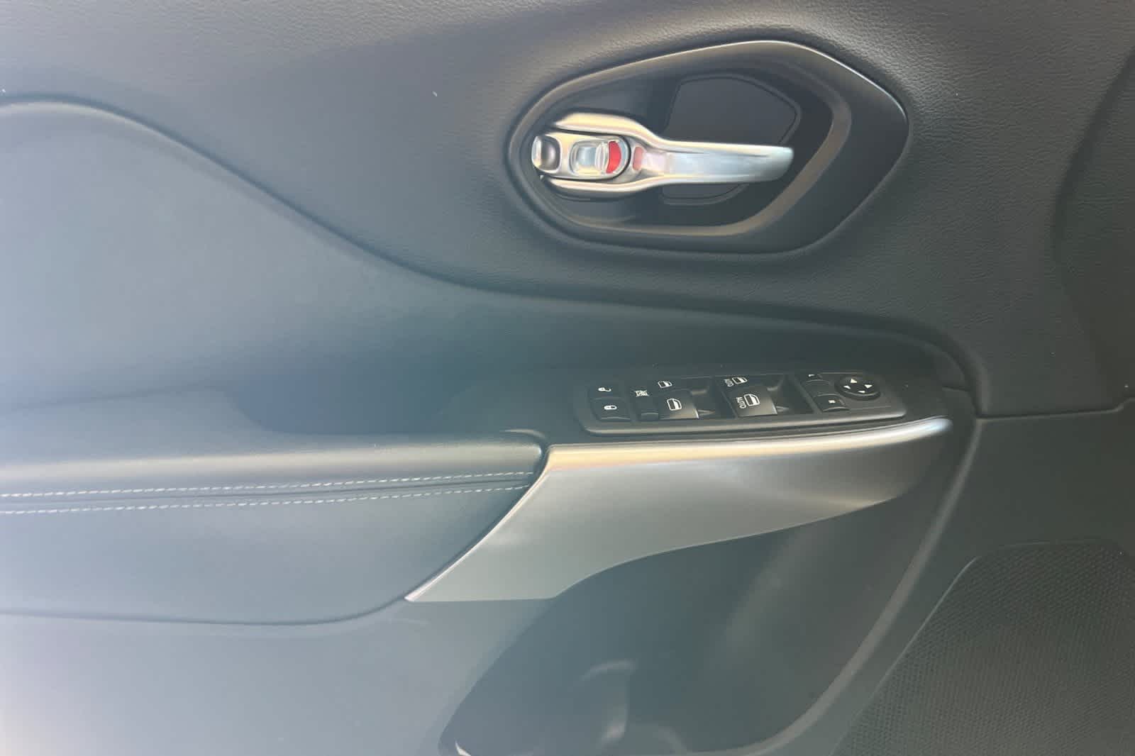 Thumbnail: 2019 Jeep Cherokee - 15