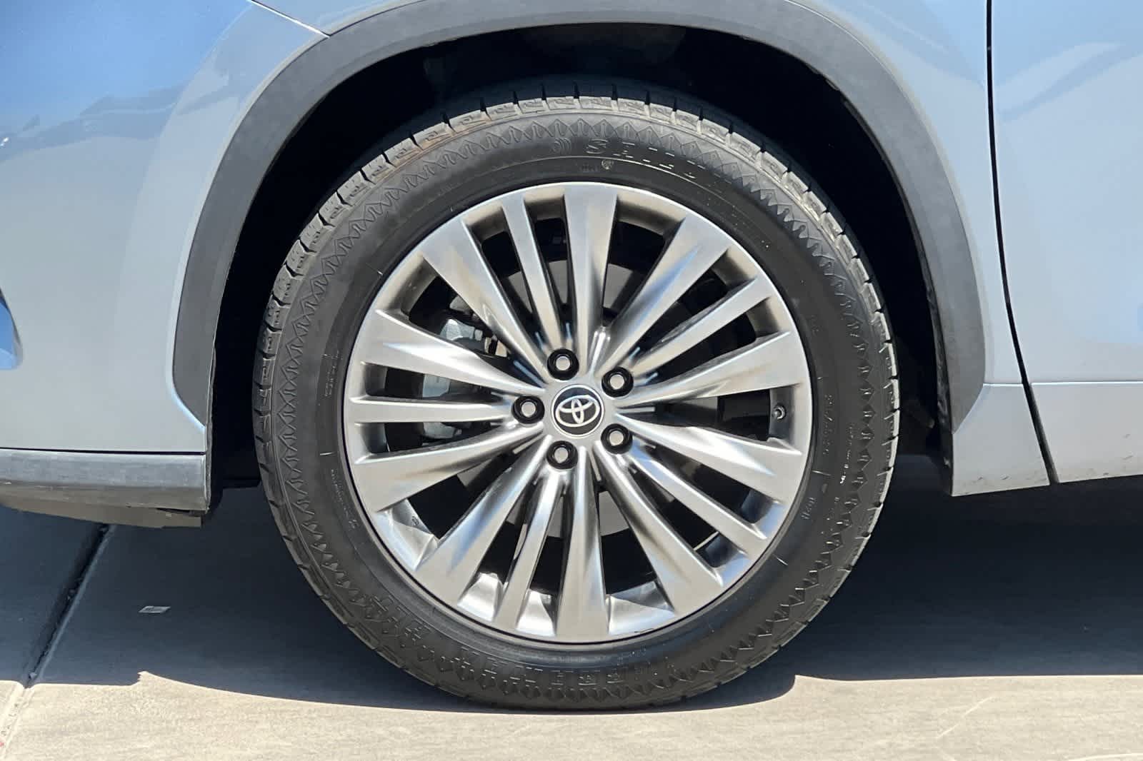 Thumbnail: 2022 Toyota Highlander - 12