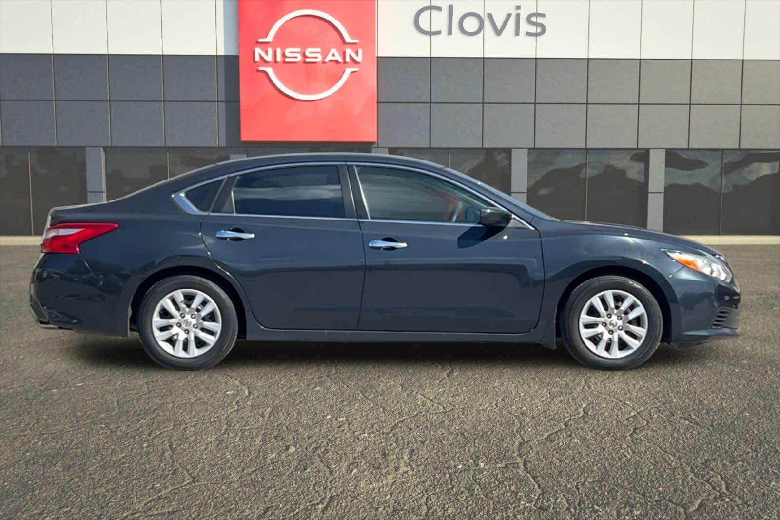 Thumbnail: 2017 Nissan Altima - 9
