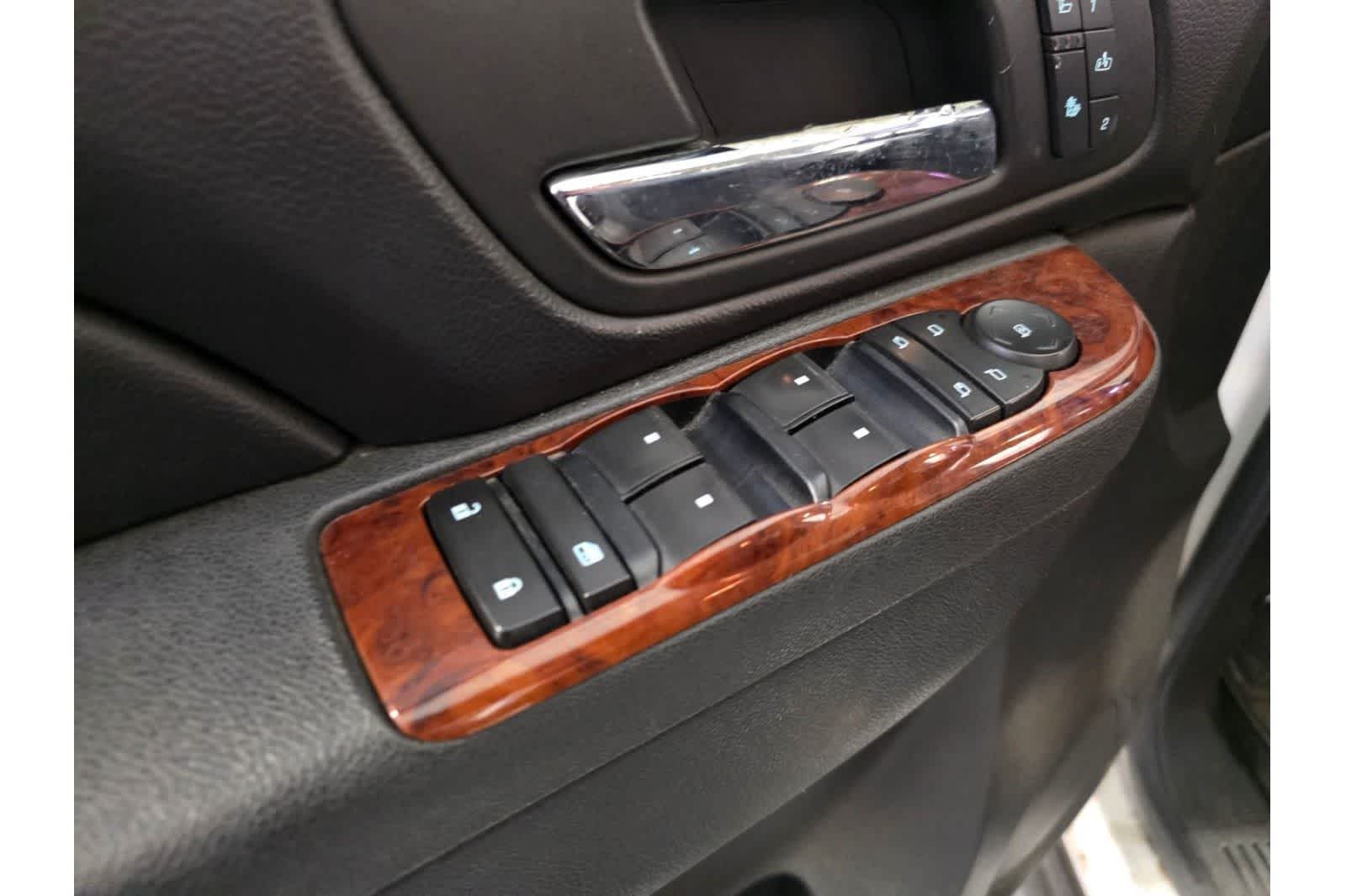 Thumbnail: 2010 Chevrolet Tahoe - 19