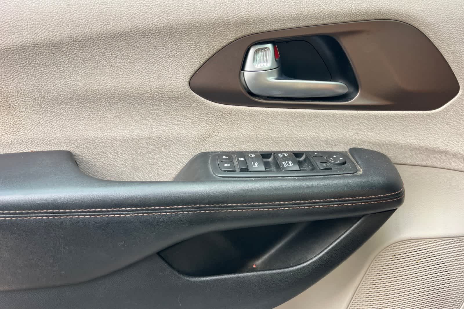 Thumbnail: 2017 Chrysler Pacifica - 15