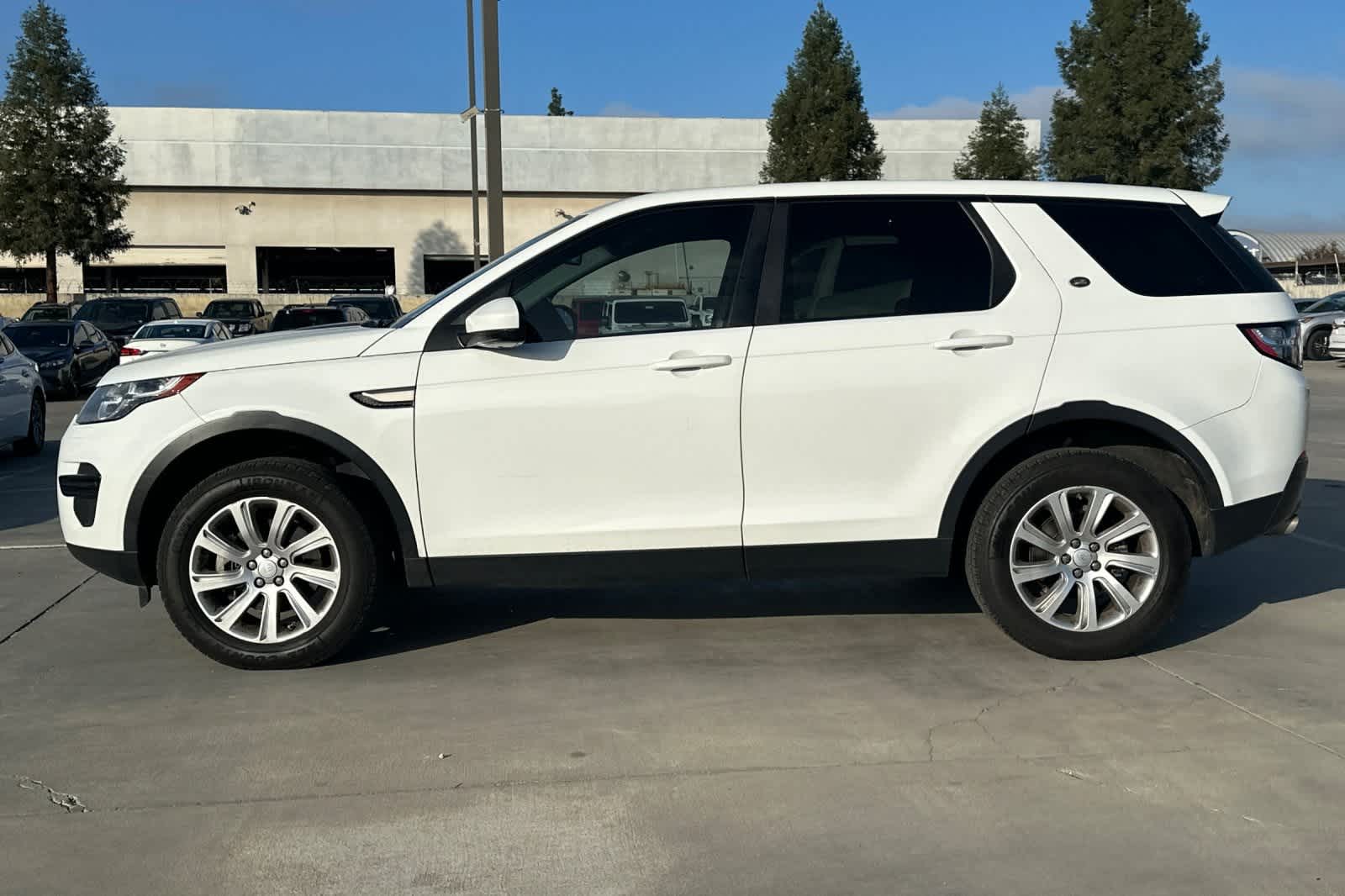 Thumbnail: 2017 Land Rover Discovery Sport - 6