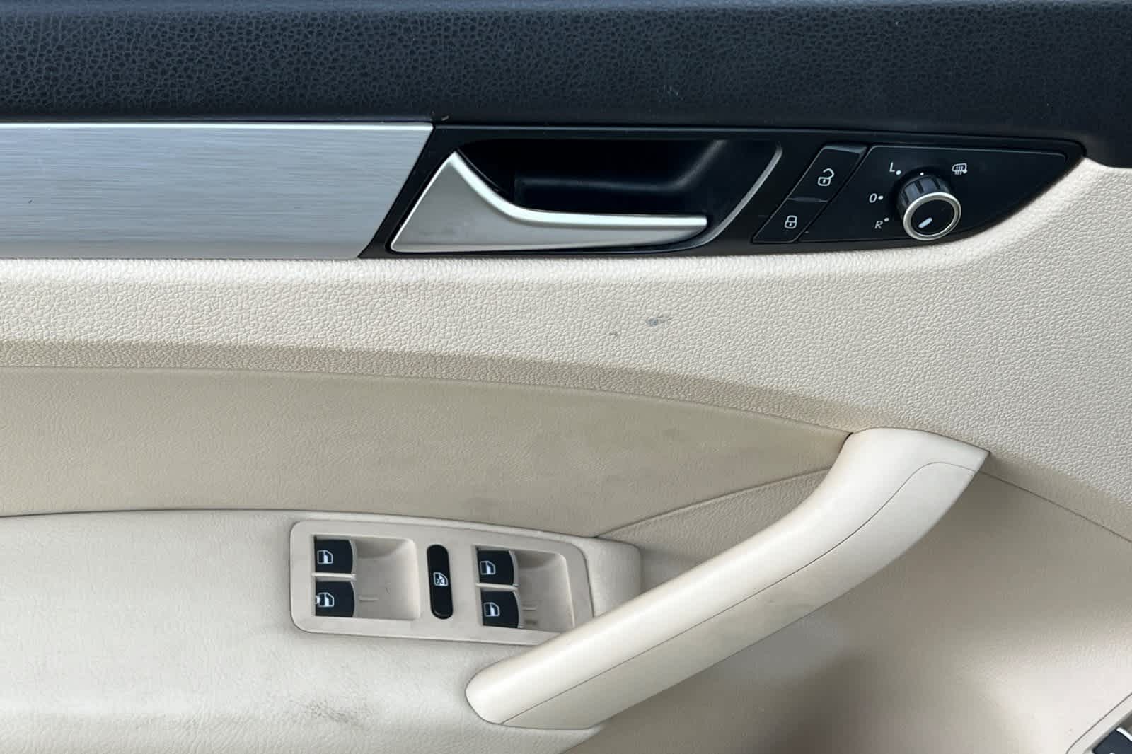 Thumbnail: 2013 Volkswagen Passat - 13