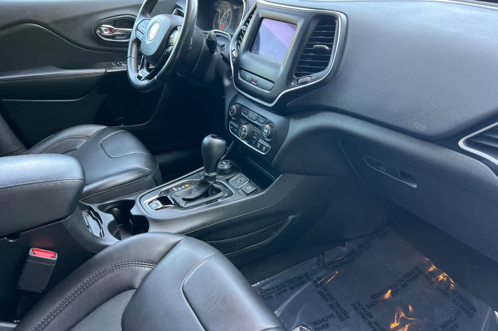 Thumbnail: 2019 Jeep Cherokee - 18