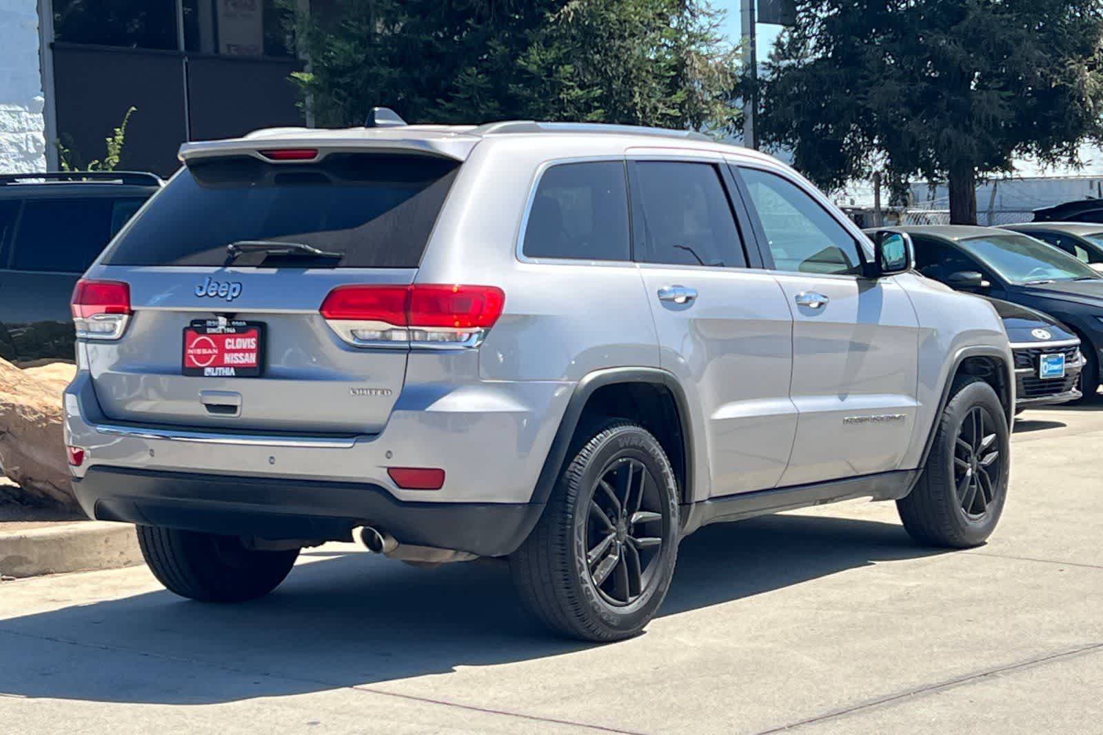 Thumbnail: 2017 Jeep Grand Cherokee - 3