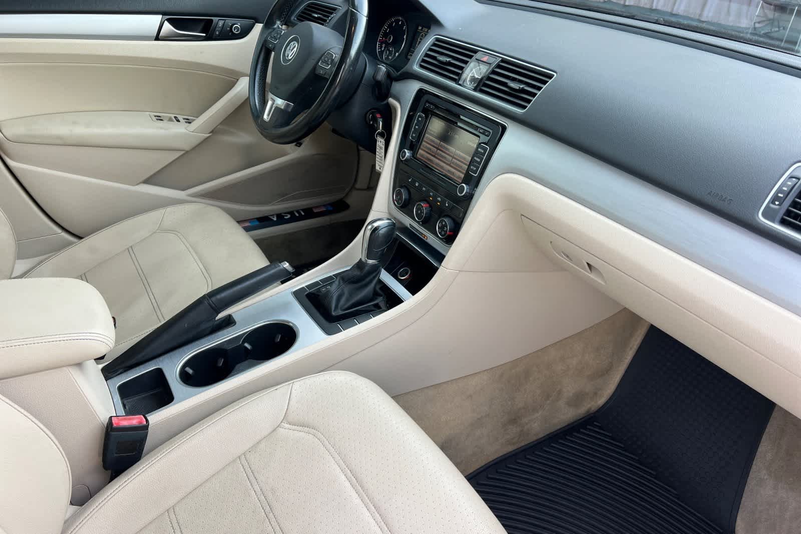 Thumbnail: 2013 Volkswagen Passat - 16