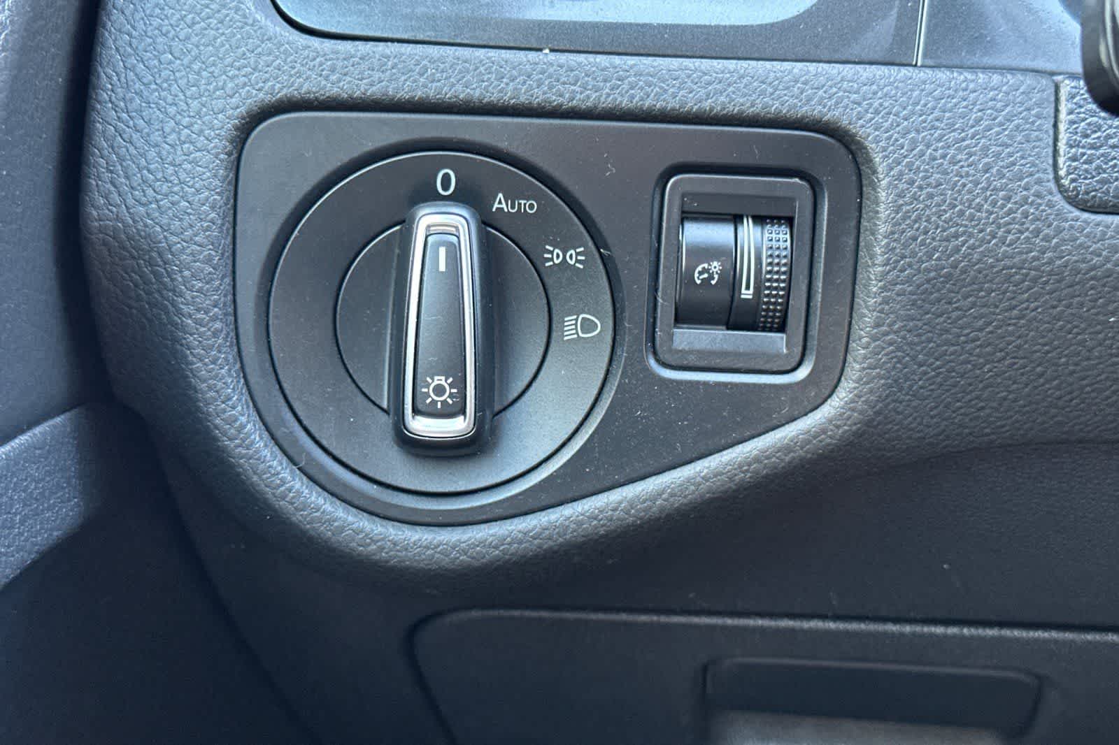 Thumbnail: 2019 Volkswagen e-Golf - 32