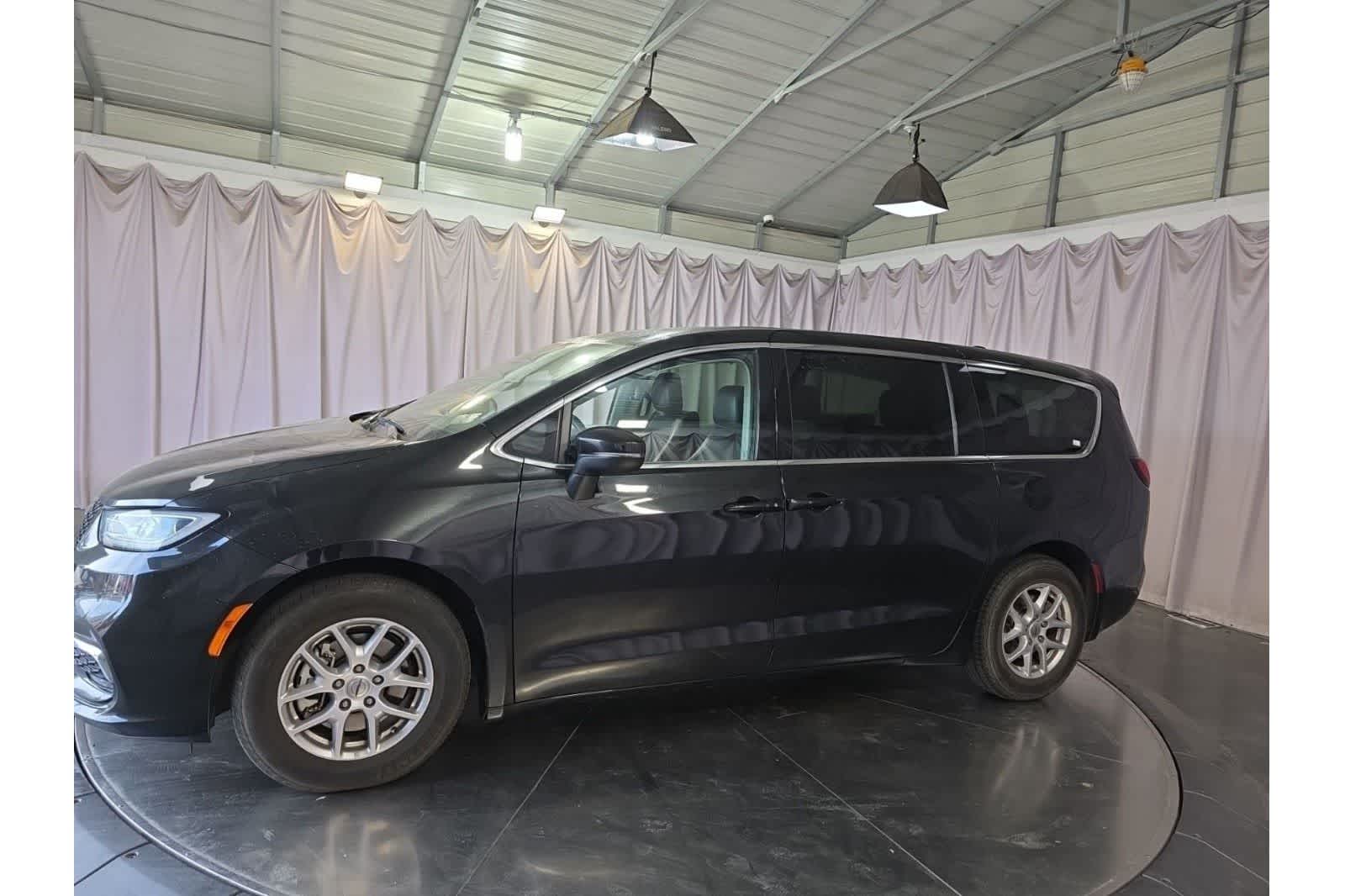 Thumbnail: 2023 Chrysler Pacifica - 4