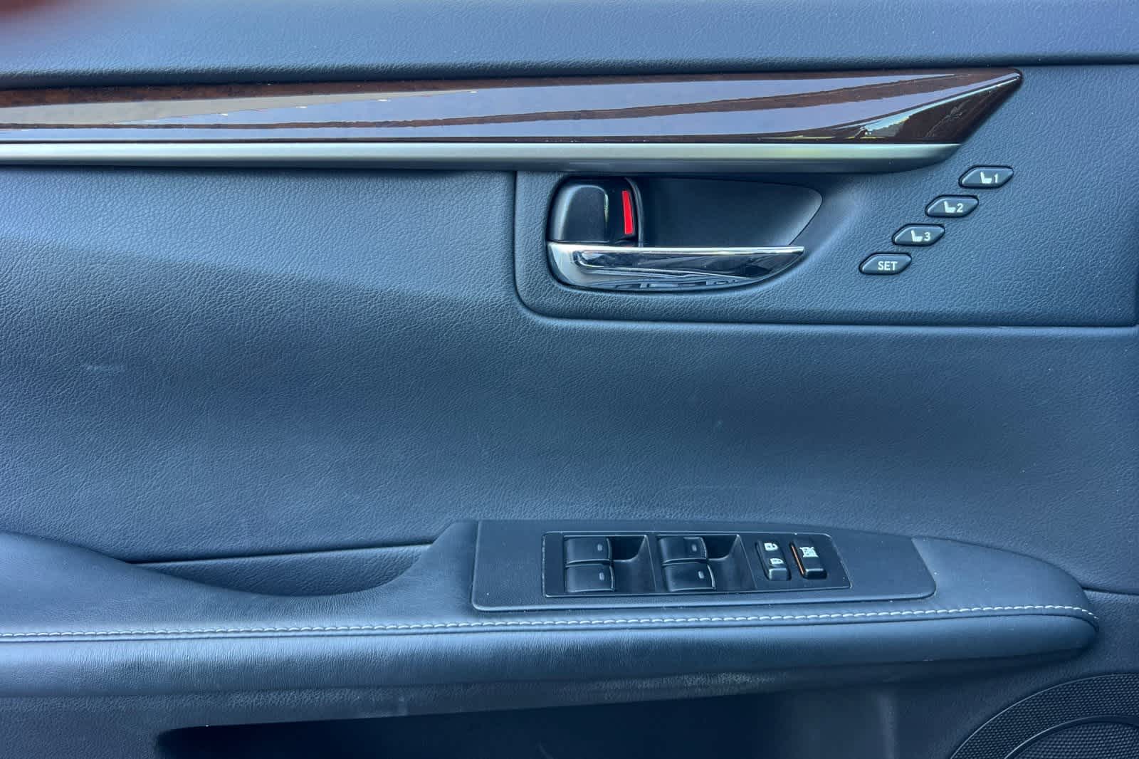 Thumbnail: 2015 Lexus ES - 13