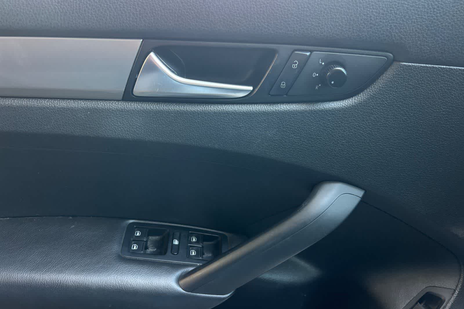Thumbnail: 2012 Volkswagen Passat - 15