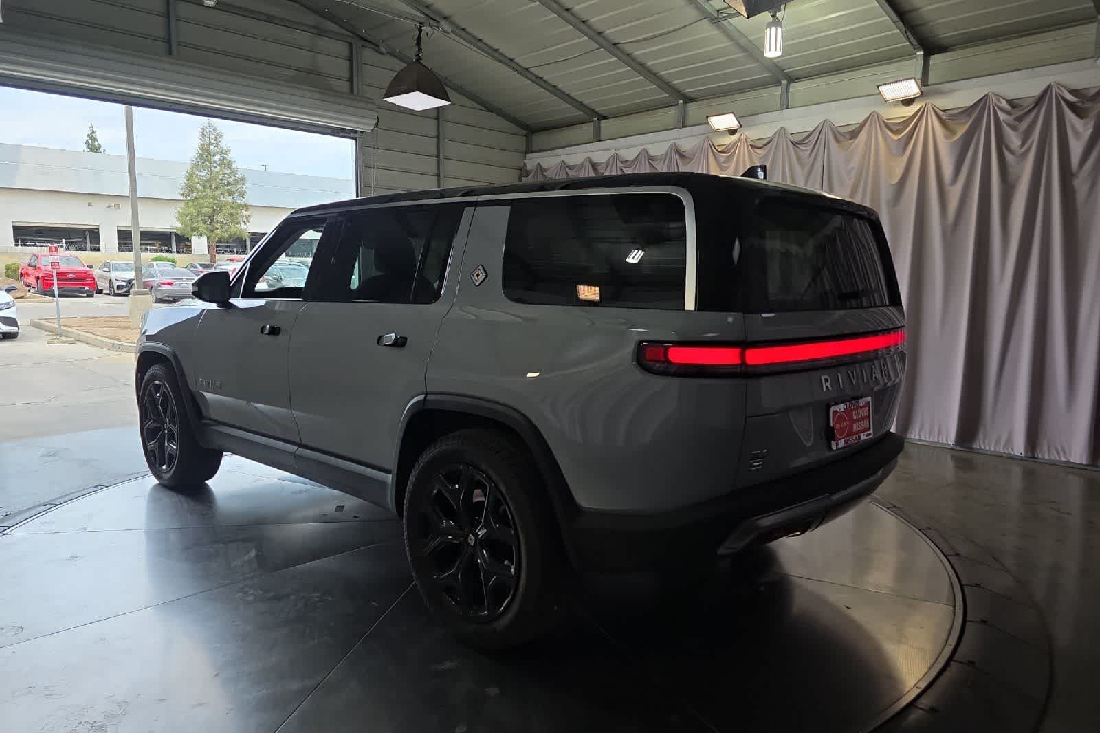 Thumbnail: 2023 Rivian R1S - 7